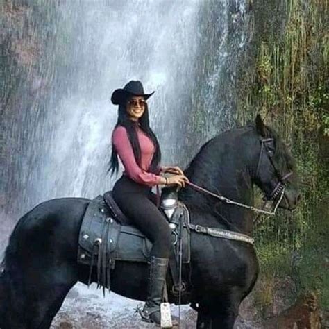 mujeres follando con caballo|Mujeres cogen con caballos